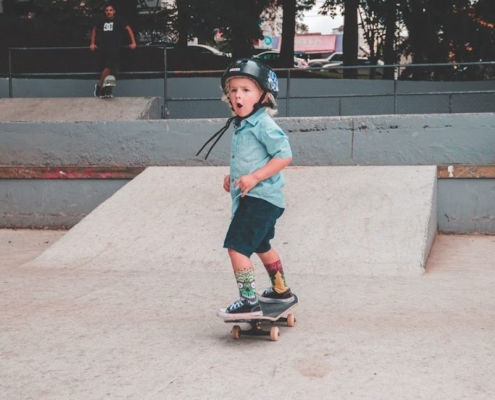 Para fazer aulas de skate é importante que você tenha o seu próprio equipamento: skate e itens de proteção.