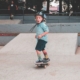 Para fazer aulas de skate é importante que você tenha o seu próprio equipamento: skate e itens de proteção.