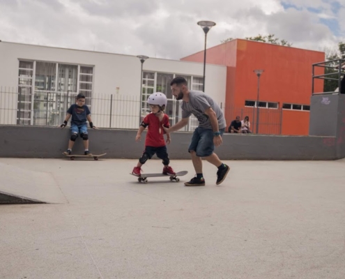 A Brigsk8 da aulas de skate em Curitiba na Praça do Atlético, nos clubes Curitibano, Duque de Caxias e Santa Mônica, na Escola Dunamys, e também em condomínios.